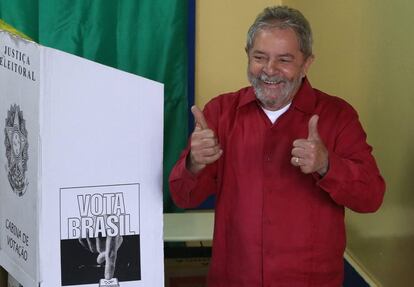 O ex-presidente Lula cumprimenta os presentes depois de votar em São Bernardo do Campo.