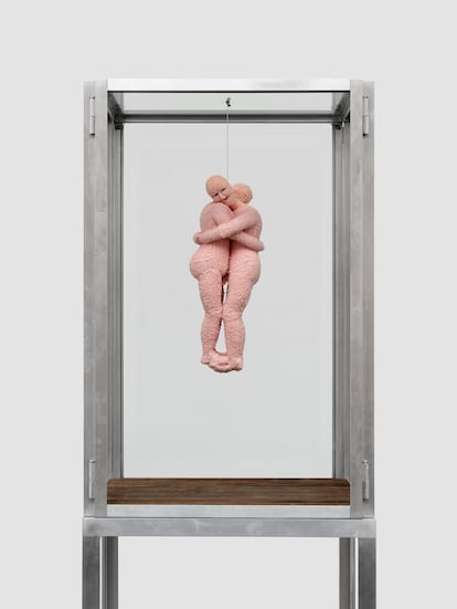 ‘Pareja' (2022), obra de Louise Bourgeois elaborada con tejido de aluminio, vidrio y madera.