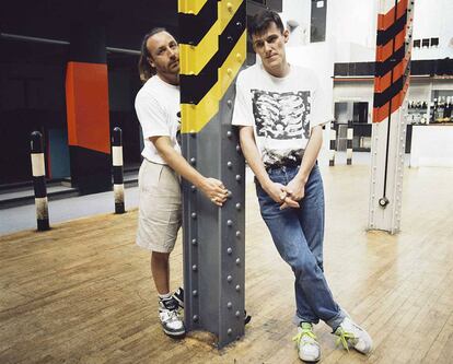 Peter Hook y Stephen Morris, bajista y batería de Joy Division y New Order, en The Haçienda en 1985.