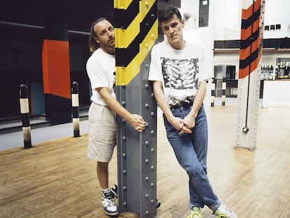 Peter Hook y Stephen Morris, bajista y batería de Joy Division y New Order, en The Haçienda en 1985.