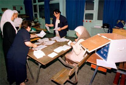 Un grupo de mujeres, durante el recuento de votos en un colegio electoral del centro de Argel el pasado jueves.