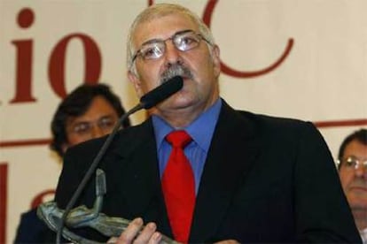 El escritor Jorge Bucay, tras recibir el premio que le otorga como ganador de la V Edición del Premio de novela Ciudad de Torrevieja