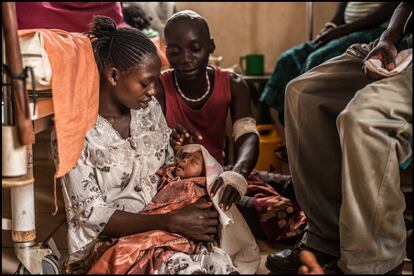 Unos padres abrazan a su recién nacido en Yambio (Sudán del Sur / Todas las imágenes de este post han sido tomadas por Matthias Steinbach