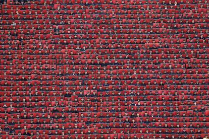 Tropas mexicanas sostienen tarjetas de colores durante un desfile militar para celebrar Día de la Independencia en la plaza del Zócalo en la Ciudad de México.