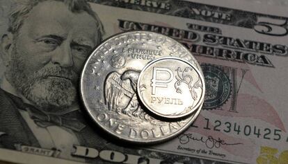 Una monedas de rublo y dólares estadounidenses.