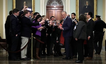 Chuck Schumer, líder da minoria democrata no Senado, ao lado de vários jornalistas na terça-feira.