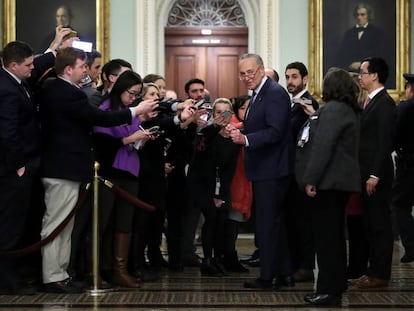 Chuck Schumer, líder da minoria democrata no Senado, ao lado de vários jornalistas na terça-feira.