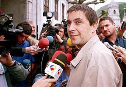 El dirigente de EH Arnaldo Otegi, a su llegada al colegio electoral de Elgoibar (Guipúzcoa).