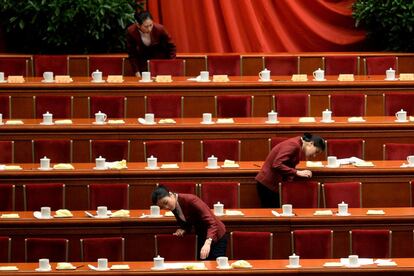 Unas trabajadoras revisan la sala donde se ha celebrado la sesión de apertura de la Conferencia Popular Consultiva Política de China (CCPPCh) en el Gran Palacio del Pueblo en Pekín, China.