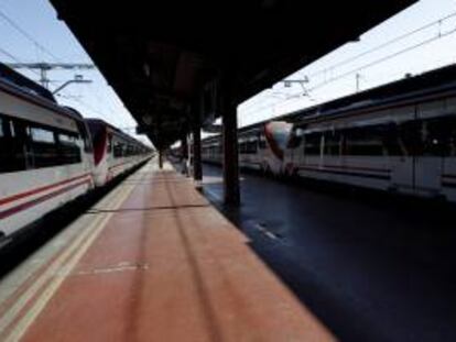 Trenes de Cercanías de Renfe en la Estación de Chamartí, en Madrid. EFE/Archivo