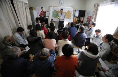 El alcalde de Okuma, Toshitsuna Watanabe, en una reunión con ciudadanos evacuados del pueblo que siguen sin poder volver a sus casas.
