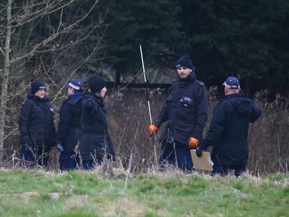 Agentes de policía rastrean este miércoles una zona de Ashford (Reino Unido) en busca de Sarah Everard.