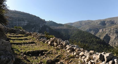 Escalones de la senda mozárabe en el Barranco del Infierno, en la Vall de Laguart (Alicante).