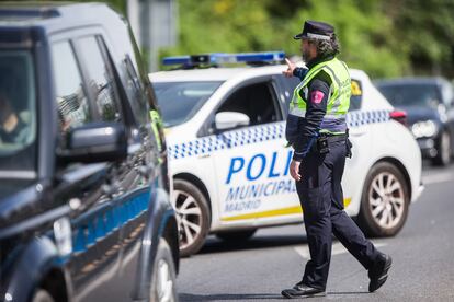 Un agente de la Policía Municipal de Madrid en un control policial en una de las salidas de la autopista de la M30 durante la desescalada.