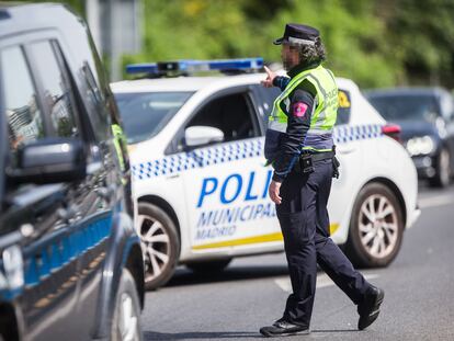 Un agente de la Policía Municipal de Madrid en un control policial en una de las salidas de la autopista de la M30 durante la desescalada.