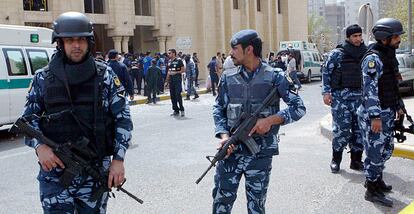 Personal de seguridad vigilan el exterior de la mezquita de Kuwait tras el atentado terrorista.