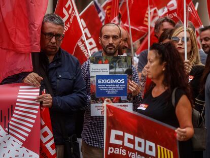 Varios trabajadores del sector financiero se manifiestan en Valencia.