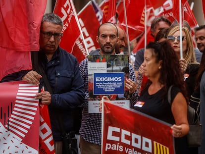 Varios trabajadores del sector financiero se manifiestan en Valencia.