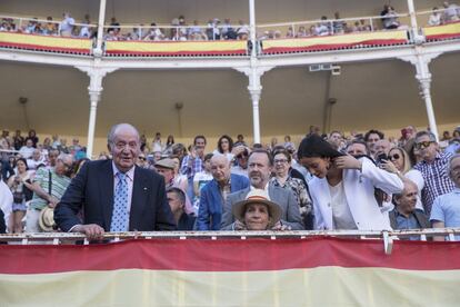 El rey Juan Carlos asiste a una corrida de toros en la plaza de Las Ventas, durante la feria de San Isidro, el 15 de mayo de 2019. A su lado, su hija la infanta Elena y su nieta Victoria Federica.