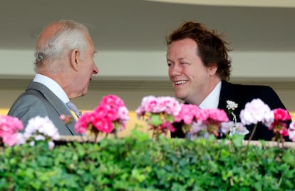 Carlos III saluda a Tom Parker Bowles en el hipódromo de Ascot, el 20 de junio de 2024.