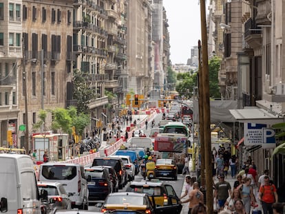 El inicio de la segunda fase de las obras en Via Laietana corta el tráfico y provoca grandes atascos entre la plaza de Urquinaona y de Idrissa Diallo.