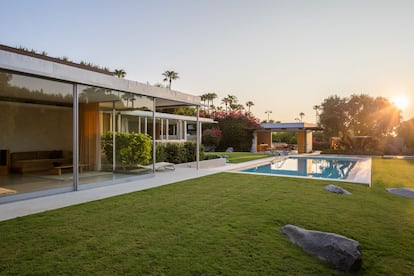 La Casa Kaufmann de Richard Neutra se expresa al exterior como un 'collage' tridimensional de líneas y planos que se yuxtaponen y se compenetran en equilibrio asimétrico. |