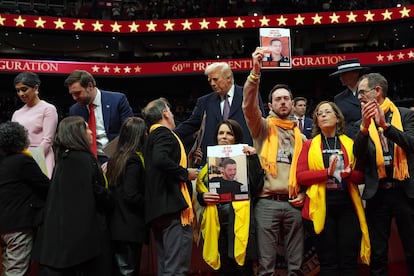 Usha Vance, J. D. Vance, Donald Trump y Melania Trump saludan a familias de rehenes retenidos en Gaza, durante el acto en el Capital One Arena en Washingon. 