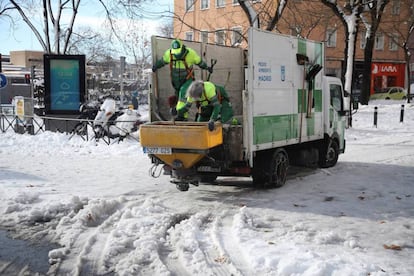 Trabajadores del Ayuntamiento de Madrid arrojan sal en las calles de los alrededores del Hospital Gregorio Marañón de Madrid tras el paso de la borrasca Filomena y en prevención de las heladas por las bajas temperaturas que se esperan.