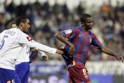 Álvaro intenta retener a Eto'o para que no abandone el pasado sábado el césped de La Romareda ante los insultos racistas sufridos.