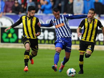 El jugador del Alavés Tejera, perseguido por los zaragocistas Álvaro y Luis García.