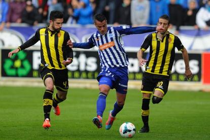 El jugador del Alavés Tejera, perseguido por los zaragocistas Álvaro y Luis García.