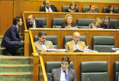 Borja Sémper conversa con Txarli Prieto en el Parlamento vasco durante la legislatura en la que el socialista Patxi López fue lehendakari (2009-2012).