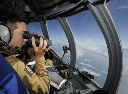 Miembros de la Fuerza Aérea francesa sobrevuelan la zona donde supuestamente desapareció el Airbus 330 de Air France en busca de restos del aparato