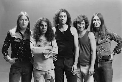 Rainbow en 1975. Desde la izquierda, Gary Driscoll (batería), Ronnie James Dio (voz), Ritchie Blackmore (guitarra), Mickey Lee Soule (piano) y Craig Gruber (bajo). 
