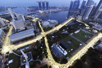 Vista aérea del circuito de Singapur con las luces encendidas.
