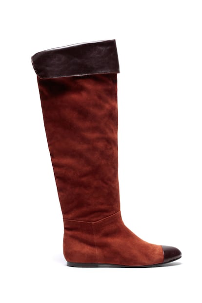 Botas de ante en color caldero con caña alta por encima de la rodilla y puntera de piel, de Bimba & Lola. Precio: 210 €