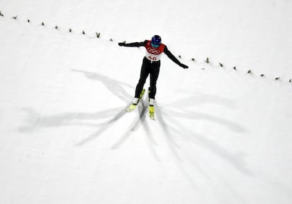 Joergen Graabak de Noruega compite en la combinada nórdica de los Juegos Olímpicos de Pyeongchang (Corea del Sur), el 20 de febrero de 2018.