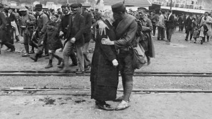 Despedida en el puerto de Pasaia, camino a la guerra del Rif, de 1921, obra de Ricardo Martín.