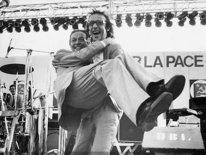 Enrico Berlinguer, en brazos del actor Roberto Benigni durante un acto del PCI en 1983.
