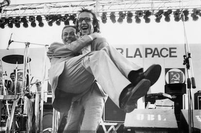 Enrico Berlinguer, en brazos del actor Roberto Benigni durante un acto del PCI en 1983.