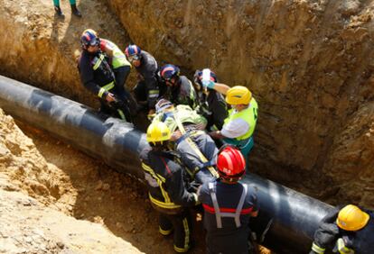 Bomberos y sanitarios de Osakidetza trasladan a uno de los heridos en el simulacro de accidente.