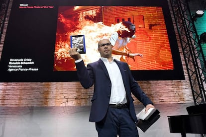 O fotógrafo venezuelano Ronaldo Schemidt mostra seu troféu no World Press Photo, na cerimônia celebrada em Amsterdã.