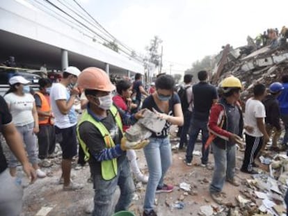 A lo largo de la avenida Insurgentes los ciudadanos colaboraron para ayudar en la tragedia