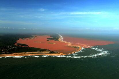 BRA500. LINHARES (BRASIL), 22/11/2015.- Fotografía de la desembocadura del río Doce en el Atlántico hoy, domingo 22 de noviembre de 2015, inundada por una riada de barro y residuos minerales, causada por la ruptura de un dique de la minera Samarco, que causó un grave problema de abastecimiento de agua para los municipios aledaño e incalculables daños a la fauna del río Doce. El dique cedió el pasado día 5 de noviembre de 2015 y, según Samarco, la avalancha contenía unos 62 millones de metros cúbicos de agua, hierro, tierra, arcilla, arena y otros residuos minerales, el río se une al mar en la costa de Espíritu Santo, en la ciudad de Linhares(Brasil). EFE/ENRICO MARCOVALDI