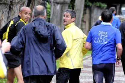 Martín Fiz (de amarillo) llega a Vitoria junto a presos y empleados de las cárceles de Nanclares de la Oca y Alcalá.