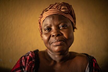 Desde 2015, Mama Swakay (Liberia, 1944) duerme con sus diez nietos en un ultramarinos que le ceden por las noches. Su precaria situación impide escolarizar a unos menores que se han visto forzados a vender por la calle. El más pequeño tiene cuatro años y el mayor 15. “Con 50 dólares liberianos (0,25 euros) se pueden comprar 15 bolsas y obtener otros 50 de beneficio al día. Por eso muchas víctimas vendemos agua”, describe.