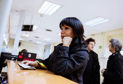 Inca acaba de conseguir uno de sus grandes sueños: por fin tiene el DNI español, con su nombre de mujer. Es uno de esos símbolos que todos los transexuales sueñan con poder alcanzar un día. Les facilita su relación con la sociedad, ya que, hasta ese momento, cualquier trámite que realizan siempre les sitúa delante de un espejo donde confrontan la identidad que sienten, con la identidad sexual con la que nacieron. En la imagen, Inca Princess el día que esperaba en la comisaría para recibir su DNI.