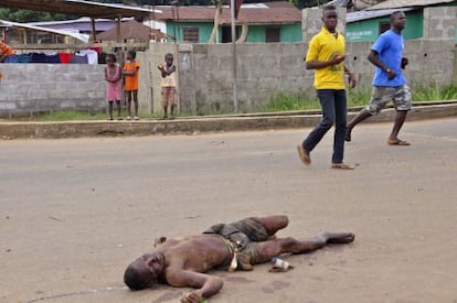 A man lies dead in the streets of Monrovia (Liberia), possibly as a result of the Ebola virus.