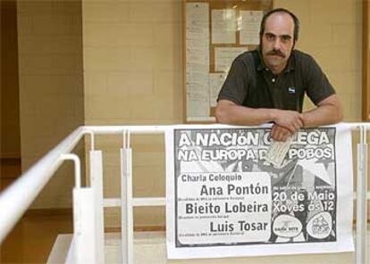 Luis Tosar, tras el cartel del acto electoral.