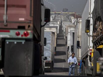 Varios camiones con carga esperan para cruzar la frontera entre EE UU y México.